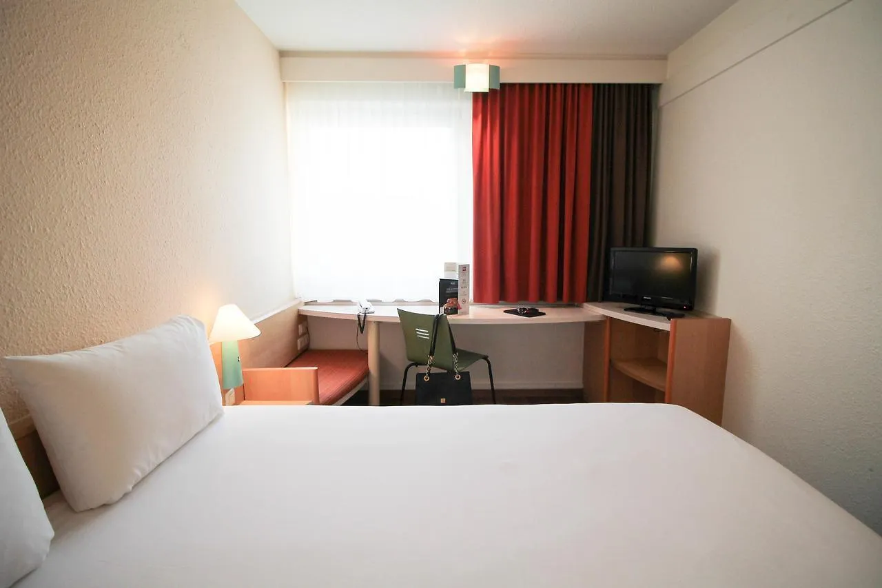 **  Ibis Hotel Duesseldorf Hauptbahnhof גרמניה